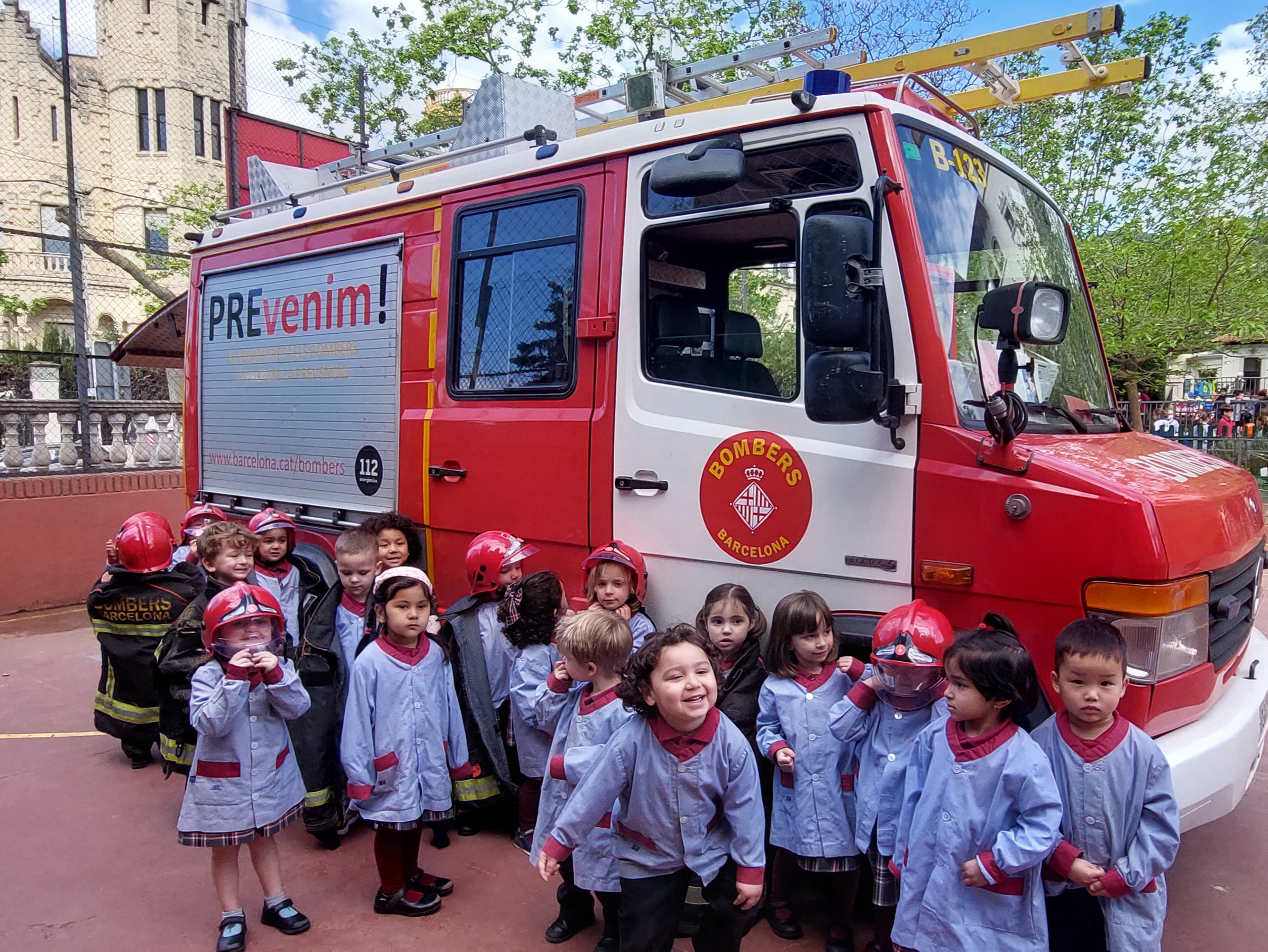 LOS BOMBEROS NOS VISITAN